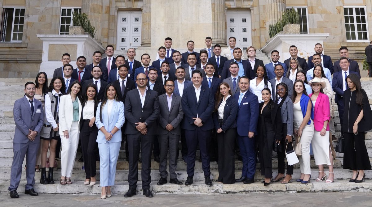 soyconservador's tweet photo. ¡Iniciamos  nuestro Encuentro  Nacional de coordinadores de NuevasGeneraciones #ColombiaEnOrden! 
Gracias a los más de 60 jóvenes 💪🏼 que desde hoy asumen la responsabilidad de liderar las causas del Partido Conservador en todas las regiones de Colombia 🇨🇴. 
#másjóvenesquenunca https://t.co/oMZJvGje81