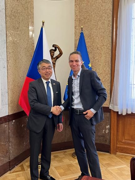 NagaokaKansuke's tweet photo. Dnes jsem si velmi dobře promluvil s místopředsedou vlády pro digitalizaci a ministrem pro místní rozvoj, panem #IvanBartos. Dohodli jsme se na dalším prohloubení spolupráce pro DX v našich zemích i mimo ně. https://t.co/w0wxXvGGiE