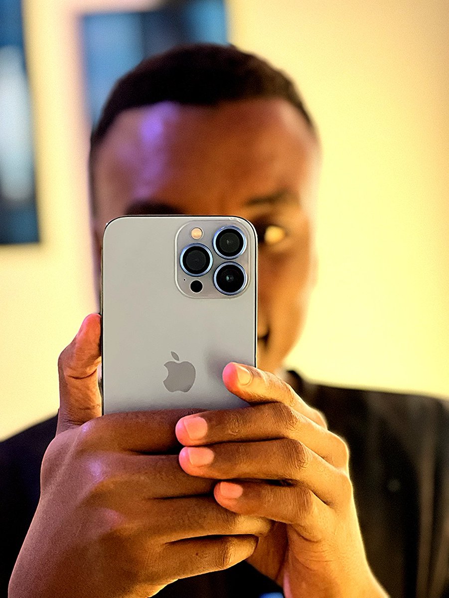 Ishmaelthehost's tweet photo. Simanyi apple logo mugilaba??😂😂

Kudos @NasserGadgets1 🥳 https://t.co/zDXHEK4J6J