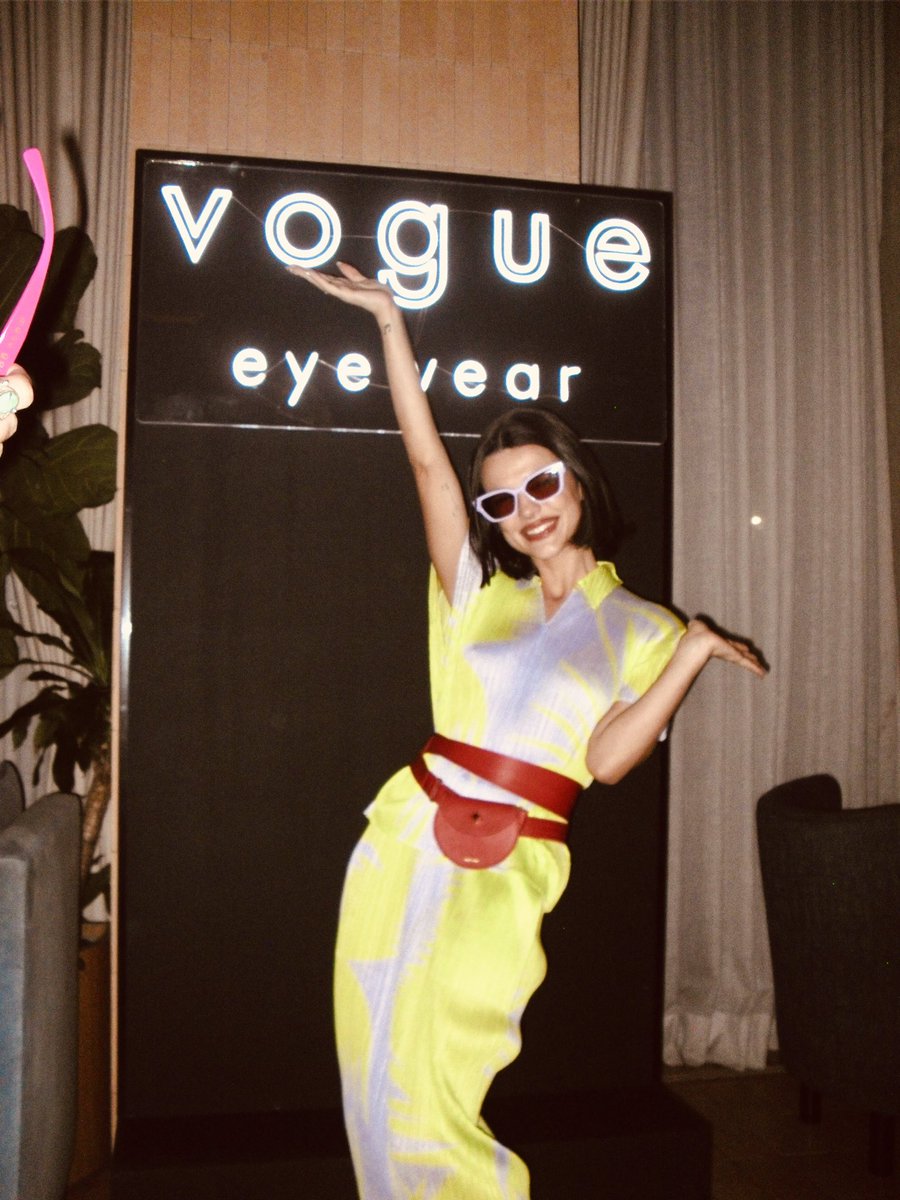_silvestrelucas's tweet image. e a noite minha amiga @manugavassi me chamou pra jantar com ela e celebrar a coleção dela com Vogue Eyewear foi um tudoooo rimos tanto