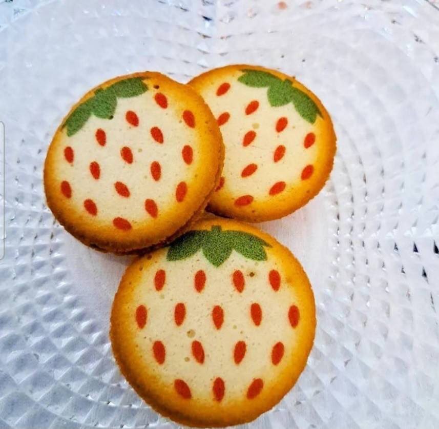 tochimarushop's tweet photo. とちまるショップいちごのお菓子大人気商品🍓
「ミルキーベリー白い苺のラングドシ��」かわいいいちごのデザイン🍓
おしゃれな個別パッケージ🍓
おやつやお土産におすすめです🍓
10個入り760円🍓
#とちまるショップ
#スカイツリー
#ソラマチ
#東京
#アンテナショップ
#栃木県
#いちご
#ミルキーベリー https://t.co/W7ByjOO4dI