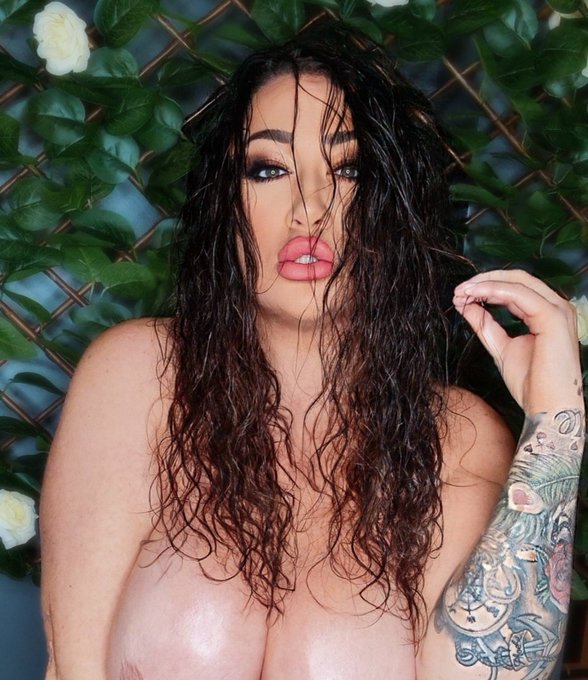 RT IF YOU LIKE BIG BOOBS https://t.co/ticXJaHb9k<a href="/tag/curvy"class="tags"><span>#curvy</span></a>