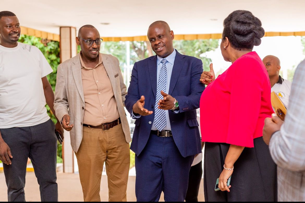 The guest of honor, Dr. @BalaamAteenyiDr Barugahara, Minister of State for Youth and Children Affairs arrives for the #LFSQuarterlyReviewMeeting Project review meeting... 

That’s a testament to government and private sector collaboration Project review meeting...