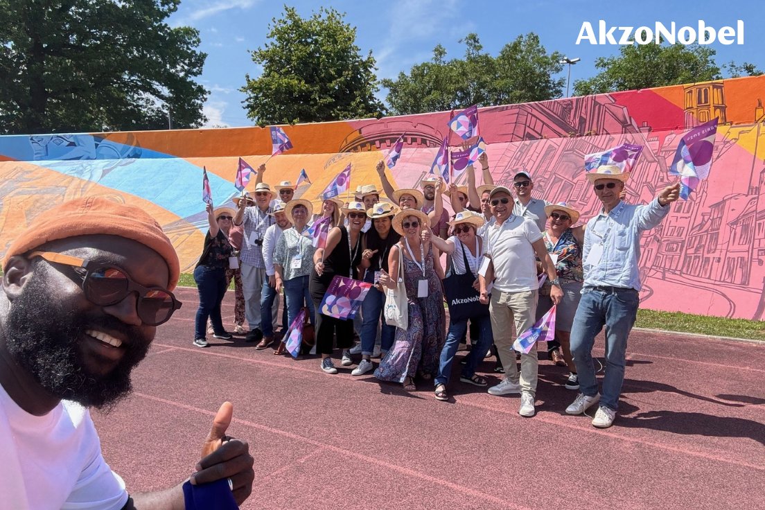 AkzoNobel's tweet photo. Creil velodrome in France has been turned into a host venue par excellence, thanks to this stunning sporting fresco. 🚴‍♂️ Our Trimétal brand transformed the cycle track in time for it to host the famous flaming torch which is currently on its way to Paris. 🇫🇷 #AkzoNobel #Trimetal https://t.co/5TeGL8NmNN