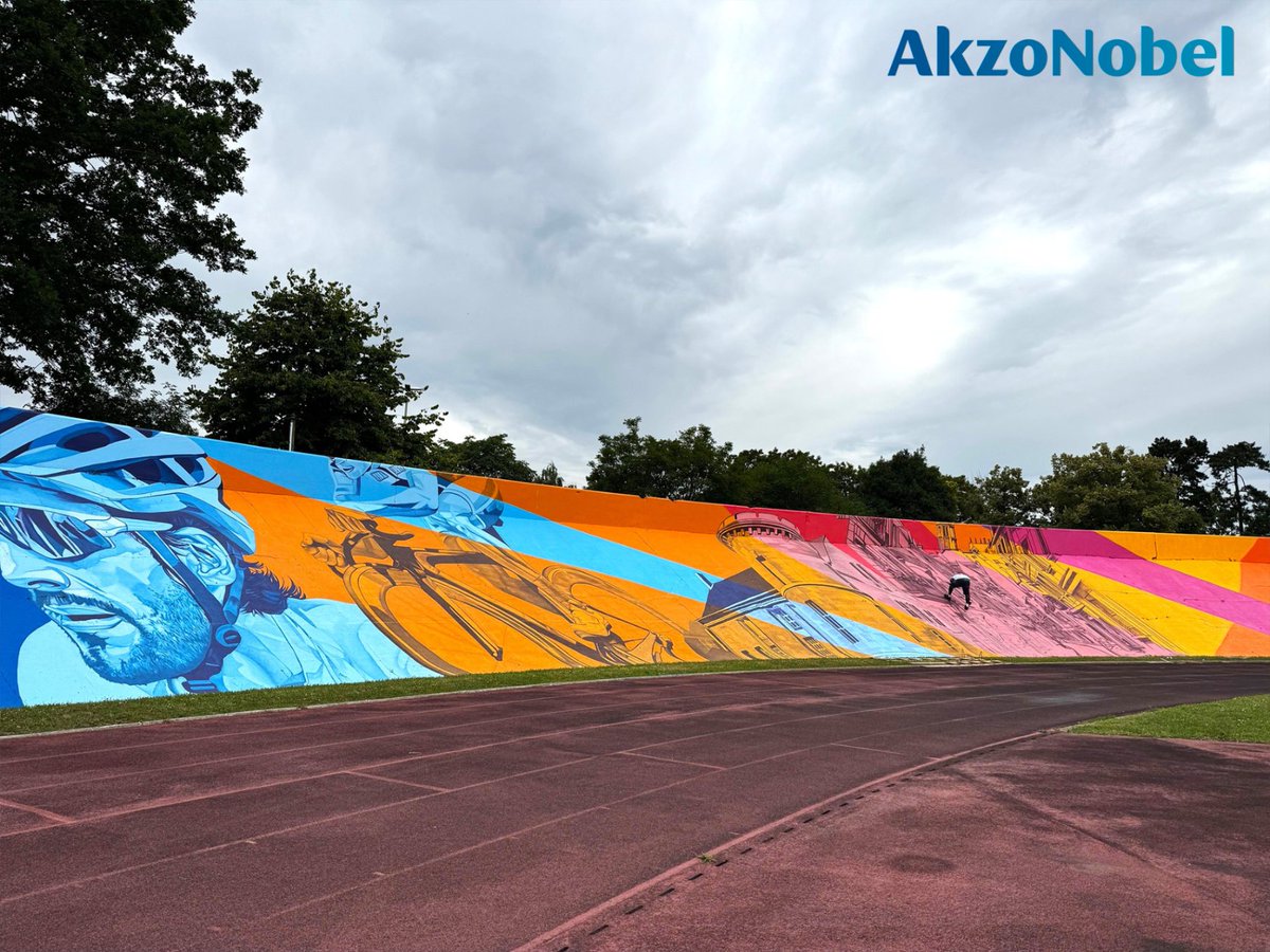 AkzoNobel's tweet photo. Creil velodrome in France has been turned into a host venue par excellence, thanks to this stunning sporting fresco. 🚴‍♂️ Our Trimétal brand transformed the cycle track in time for it to host the famous flaming torch which is currently on its way to Paris. 🇫🇷 #AkzoNobel #Trimetal https://t.co/5TeGL8NmNN