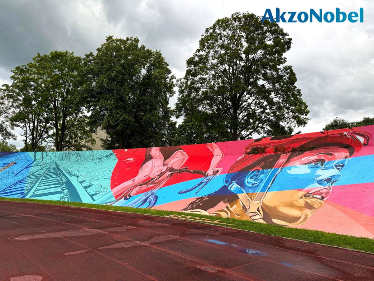 AkzoNobel's tweet photo. Creil velodrome in France has been turned into a host venue par excellence, thanks to this stunning sporting fresco. 🚴‍♂️ Our Trimétal brand transformed the cycle track in time for it to host the famous flaming torch which is currently on its way to Paris. 🇫🇷 #AkzoNobel #Trimetal https://t.co/5TeGL8NmNN