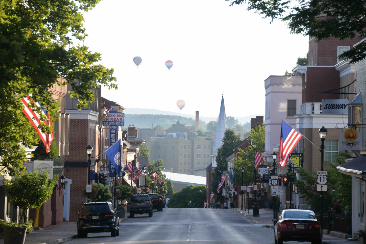 VMI1839's tweet photo. Snapshot Spotlight - A Sky Full of Balloons 🎈

Did you see the hot air balloons over post during the Balloons Over Rockbridge Festival earlier this month?

#VMIBalloonFestival #HotAirBalloons #MusicFestival #EventRecap #VMICommunity #photofriday https://t.co/yKMyjEl0C1