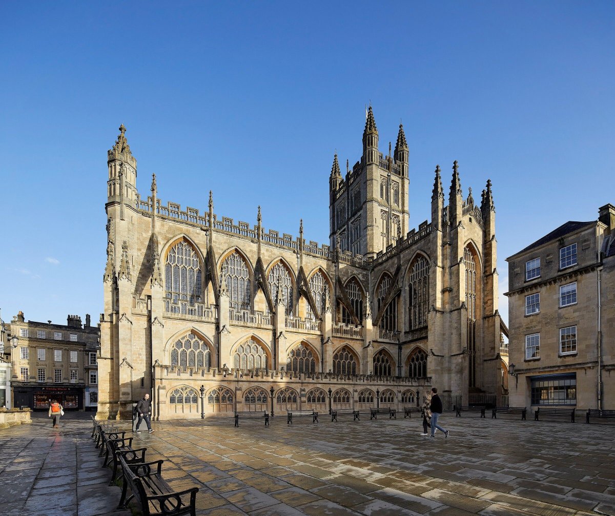 Archello's tweet image. Bath Abbey’s Footprint Project, led by FCB Studios, revitalized this historic site through extensive repairs, conservation, and modern upgrades. 
buff.ly/4dbpTGd

#HistoricRestoration #SustainableArchitecture #CommunitySpaces
