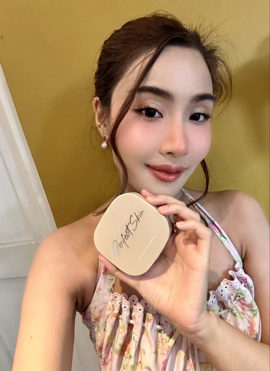 pinkar9's tweet photo. งบร้อยนิดๆก็สวยได้ แป้ง AR Made Me Perfect Skin Foundation ตลับนี้โอเคเลยนะ ผสมรองพื้น เนื้อละเอียด ดูรูปจะเห็นเลยว่ากลบเอาอยู่หมด แต่งหน้าจะไปทำงานก็ใช้เวลาได้เร็วขึ้น ถึงจะรีบแต่ก็สวยได้ หาซื้อง่าย มีขายในเซเว่นด้วย แค่ 139 บาทเท่านั้น! 💓💫✨
#ARPowder #แป้งAR #รีวิวบิวตี้ https://t.co/nRC2fmYUIE