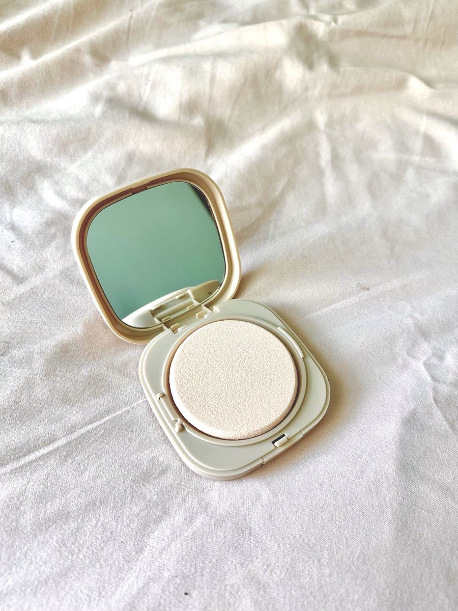pinkar9's tweet photo. งบร้อยนิดๆก็สวยได้ แป้ง AR Made Me Perfect Skin Foundation ตลับนี้โอเคเลยนะ ผสมรองพื้น เนื้อละเอียด ดูรูปจะเห็นเลยว่ากลบเอาอยู่หมด แต่งหน้าจะไปทำงานก็ใช้เวลาได้เร็วขึ้น ถึงจะรีบแต่ก็สวยได้ หาซื้อง่าย มีขายในเซเว่นด้วย แค่ 139 บาทเท่านั้น! 💓💫✨
#ARPowder #แป้งAR #รีวิวบิวตี้ https://t.co/nRC2fmYUIE