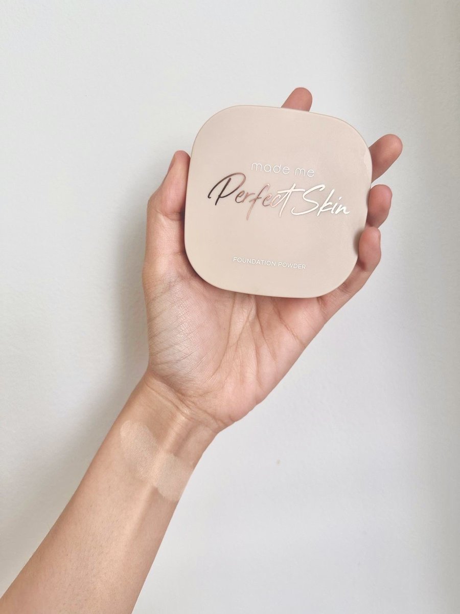 pinkar9's tweet photo. งบร้อยนิดๆก็สวยได้ แป้ง AR Made Me Perfect Skin Foundation ตลับนี้โอเคเลยนะ ผสมรองพื้น เนื้อละเอียด ดูรูปจะเห็นเลยว่ากลบเอาอยู่หมด แต่งหน้าจะไปทำงานก็ใช้เวลาได้เร็วขึ้น ถึงจะรีบแต่ก็สวยได้ หาซื้อง่าย มีขายในเซเว่นด้วย แค่ 139 บาทเท่านั้น! 💓💫✨
#ARPowder #แป้งAR #รีวิวบิวตี้ https://t.co/nRC2fmYUIE