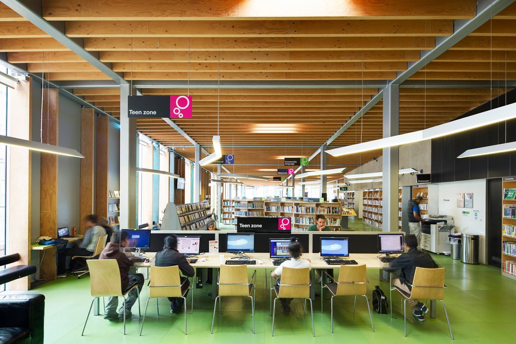 AdjayeAssoc's tweet image. The Idea Store Chrisp Street in London, UK (2004) is one of the earliest examples which uses recycled waste timber - an innovative sustainability feature at the time.

@dadjaye #timber #architecture #buildinganniversary #sustainabledesign #architecturalexcellence #adjaye #design