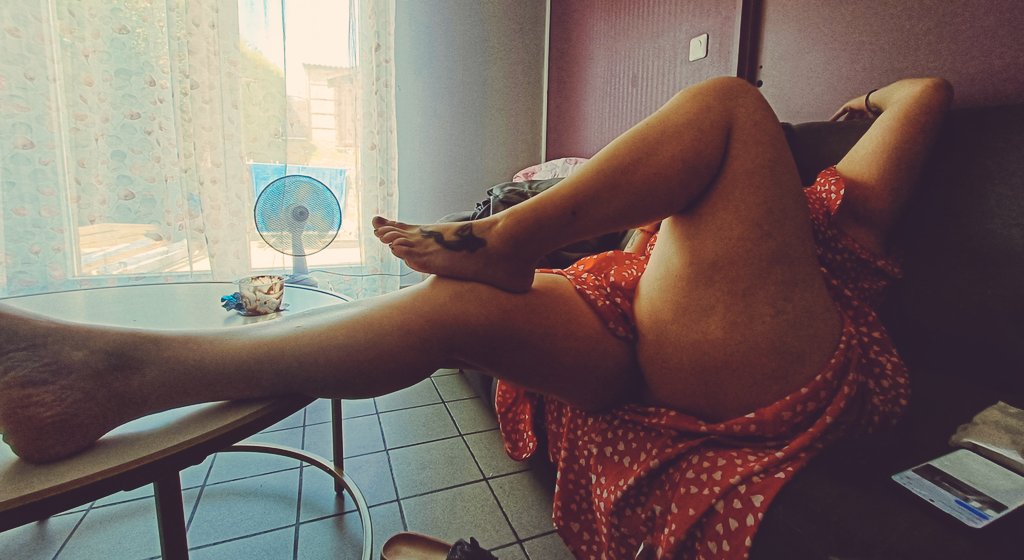 Vicky_dcm's tweet photo. Très très chaud ... 🥵 Et pourtant très envie de m'amuser 🫣 #Fetichiste #Moneyslave #Moneymiss #Pieds #Paypal #Nude #Horny https://t.co/SZouwVChEd