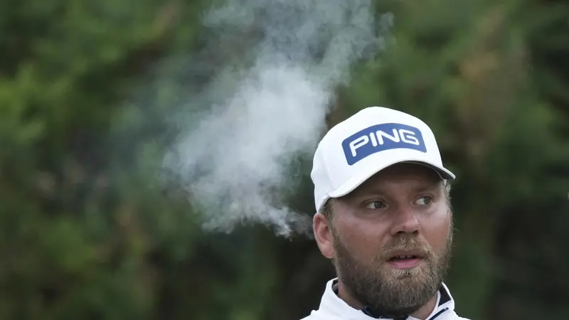republic's tweet photo. Daniel Brown makes late birdies for a 1-shot lead over Shane Lowry in the wind-challenged British Open.
https://t.co/rxC8OpZZ7X
.
.
.
#DanielBrown | #ShaneLowry | #birdies | #sports | #sportnews | #RepublicTV | #republicsport | #RepublicWorld https://t.co/3Gli8UYCUG