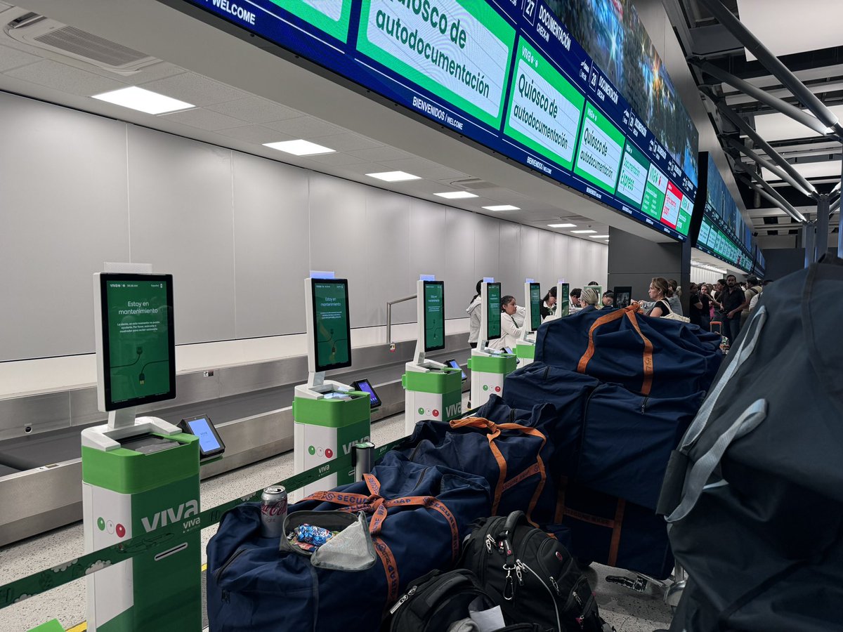 Un caos en el Aeropuerto de Monterrey por la falla de <a href="/Microsoft/">Microsoft</a> <a href="/CrowdStrike/">CrowdStrike</a> 

Todo operando de forma semi-manual. Filas eternas para documentar.

Todos los vuelos internacionales de <a href="/VivaAerobus/">Viva</a> cancelados.