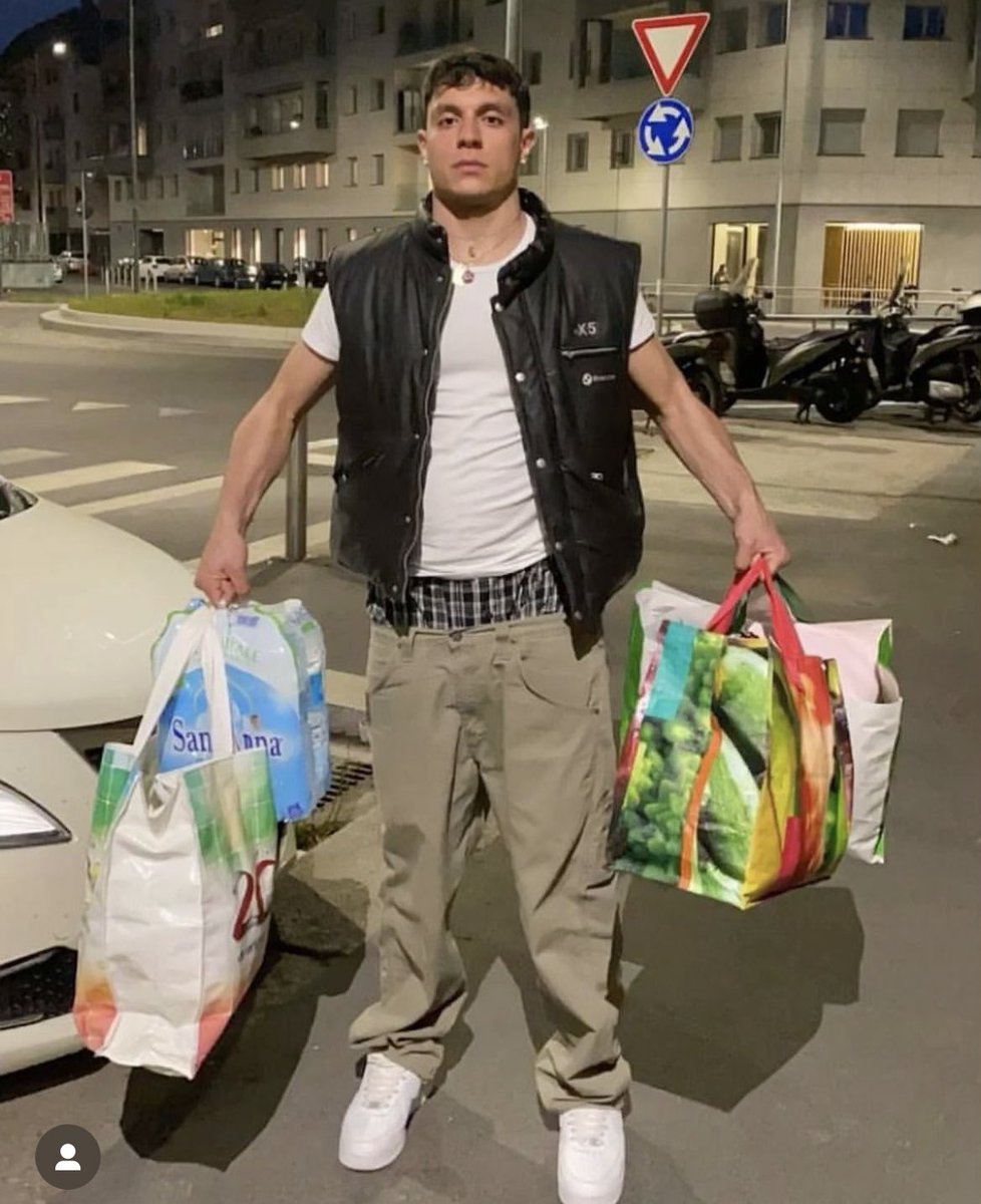 Iris3mme's tweet photo. io che hitto sta mossa mentre mamma mi dice “prendi poche buste alla volta se no ti fai male” https://t.co/4hMx0l8S3Y