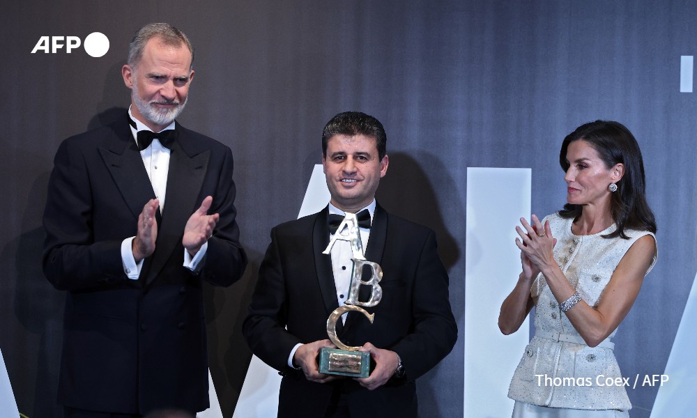 AFPcom's tweet photo. 🏆 Congratulations to #AFP photographer @saidkhatib  who has been awarded the Mingote Prize by @abc_es! 👏
📸 Said was honoured with the prestigious prize in Madrid, in the presence of King Felipe VI of Spain and Queen Letizia
👉 https://t.co/WqFa3ItfIk

#photojournalism https://t.co/EHfu36upSu