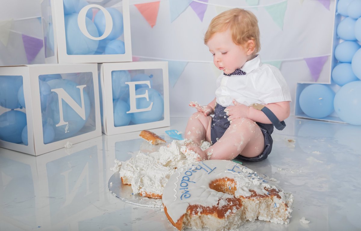 Instagram 📸✨ ... VS reality 😆😜 

There's no right way to enjoy a #HarryGow giant dream ring cake, but we think little Theodore might have just found our new favourite approach! 

Happy first birthday, Theodore – we hope you had a 'smashing' day!  😋❤️

 #GiantDreamRingCake