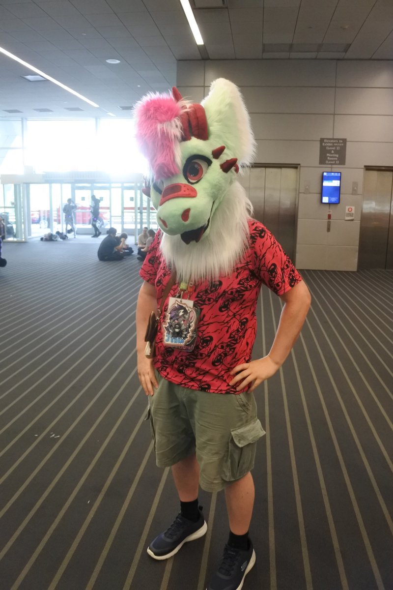 tapewolf's tweet photo. More dragons at Anthrocon. Maybe it should be #DragonFriday instead of #FursuitFriday
#furry #fursuit #Anthrocon https://t.co/CDPDZkjt7t