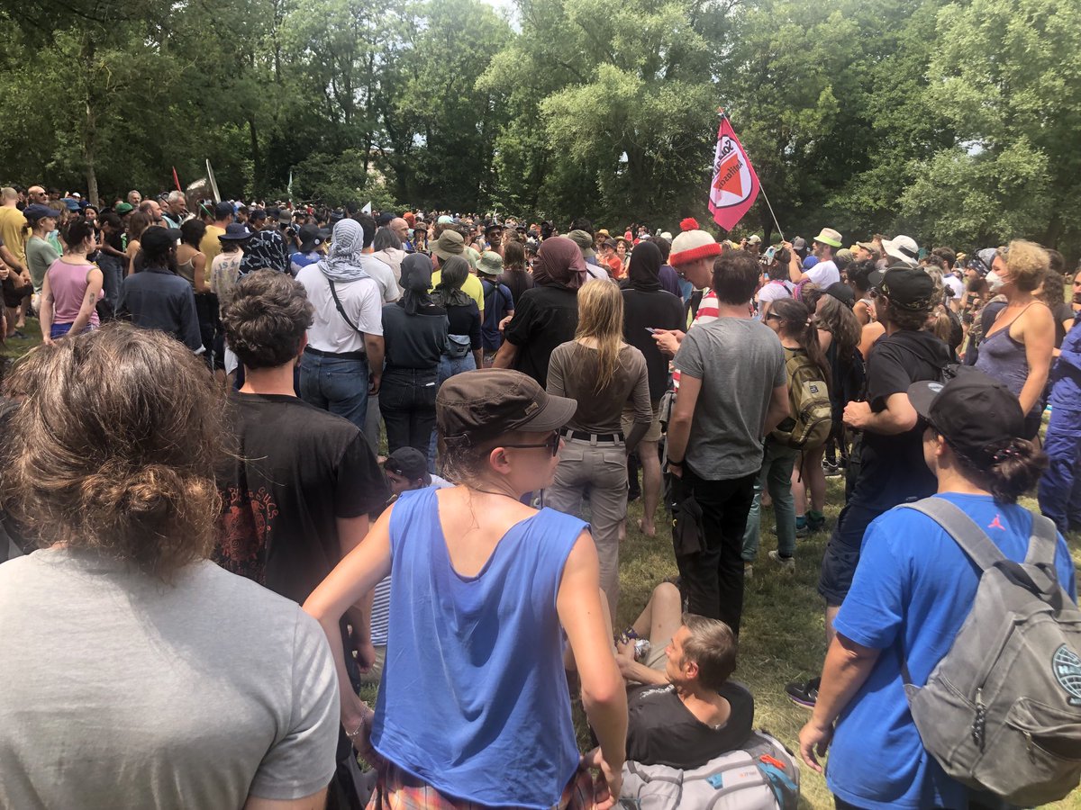 alebloa's tweet photo. Les manifestants contre les bassines convergent dans la banlieue de Poitiers d’où une marche est prévue dans l’après-midi.
Ils sont plusieurs centaines. https://t.co/v4Qzr1LLIs