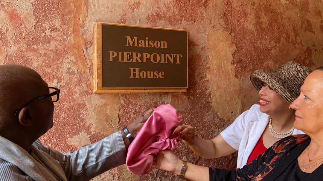 AmbCanSenegal's tweet photo. Le 3 juillet, un moment historique s'est déroulé sur l'Île de Gorée. L'Amb. @mounier_mg et l'historienne @rosemarysadlier ont dévoilé une plaque commémorative à la Maison des Esclaves, honorant Richard Pierpoint, figure emblématique liant le Canada et le Sénégal. 🇨🇦🇸🇳 https://t.co/ESsOYCjujn