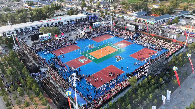DiscoverOrdos's tweet photo. Angsu Town, Ordos: 5K+ of 8K+ residents love playing volleyball! The Grassland Village Volleyball Invitational, featuring farmers & herdsmen teams from Yellow River provinces & autonomous regions, fired up on July 18. Legendary Coach #LangPing cheered them on!@Langping@OrdosChina https://t.co/g3U3mFDURh