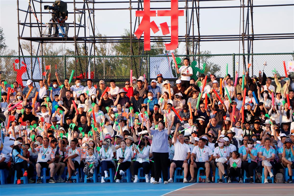 DiscoverOrdos's tweet photo. Angsu Town, Ordos: 5K+ of 8K+ residents love playing volleyball! The Grassland Village Volleyball Invitational, featuring farmers & herdsmen teams from Yellow River provinces & autonomous regions, fired up on July 18. Legendary Coach #LangPing cheered them on!@Langping@OrdosChina https://t.co/g3U3mFDURh