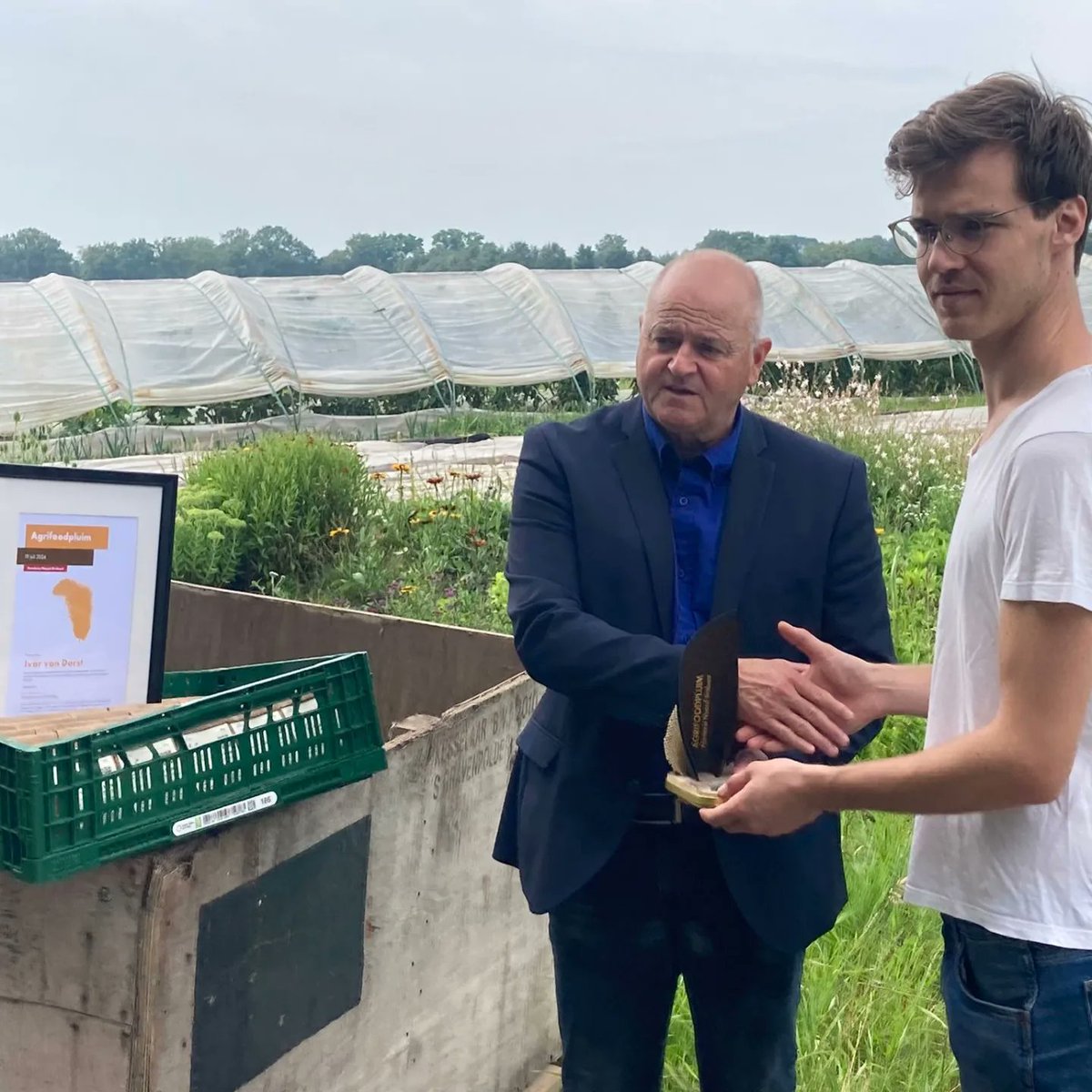 Tijdens werkbezoeken ontmoet ik regelmatig inspirerende mensen. Vandaag mocht ik de Agrifoodpluim uitreiken aan Ivar van Dorst. Met 26 jaar nu al een autoriteit op gebied van biologische tuin- en akkerbouw. #agrifoodpluim
