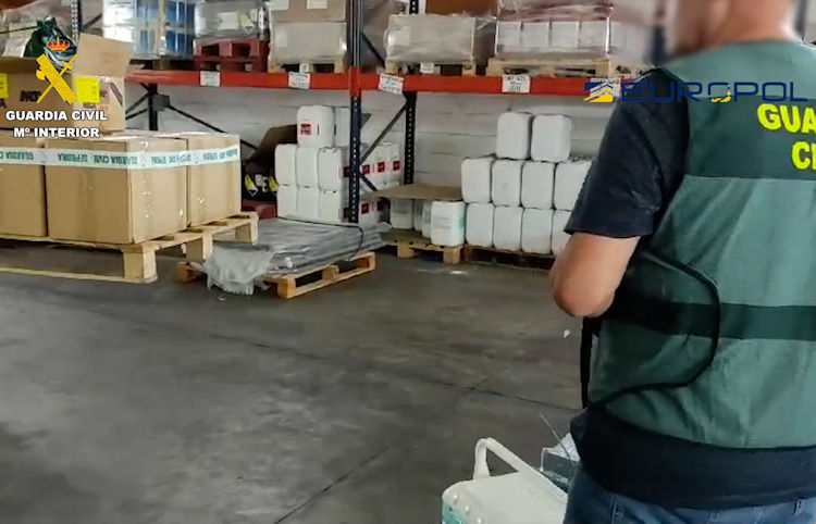 Hortoinfo2's tweet photo. La Guardia Civil investiga a 4 personas físicas y 2 jurídicas por el uso y venta en España de fitosanitarios prohibidos, entre ellos Clorpirifos

https://t.co/wiqbF6Ihs2 https://t.co/RYG8zpYELT