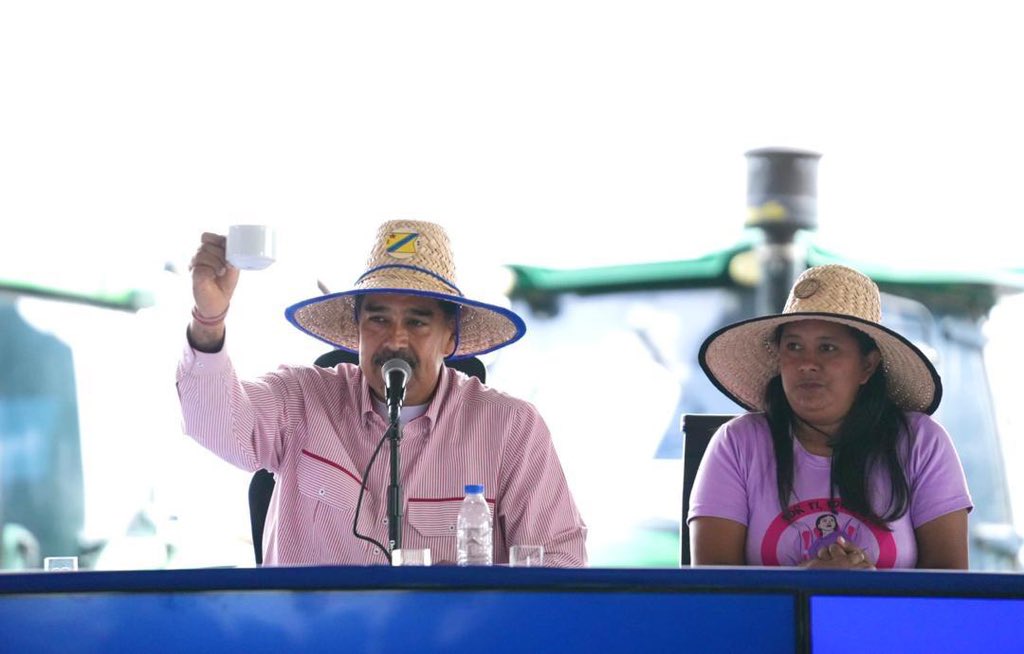AngelPComuna's tweet photo. A pocos días de las elecciones presidenciales del #28j, el pueblo se prepara para la mayor victoria electoral del Chavismo con el candidato Nicolás Maduro. En los 49.000 consejos comunales de toda Venezuela el pueblo consolidará esa gran victoria de nuestro Gallo Pinto @NicolasMaduro. El poder popular también se prepara para ejecutar proyectos de servicios públicos, planes de viviendas y el desarrollo de la economía comunal. Mientras, la derecha dice que si ganan van a eliminar los consejos comunales y prohibir la participación del pueblo en la política. NO VOLVERÁN!