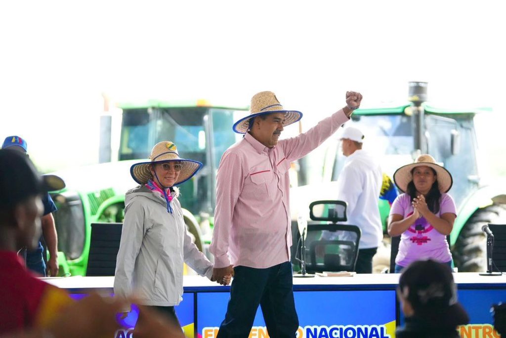 AngelPComuna's tweet photo. A pocos días de las elecciones presidenciales del #28j, el pueblo se prepara para la mayor victoria electoral del Chavismo con el candidato Nicolás Maduro. En los 49.000 consejos comunales de toda Venezuela el pueblo consolidará esa gran victoria de nuestro Gallo Pinto @NicolasMaduro. El poder popular también se prepara para ejecutar proyectos de servicios públicos, planes de viviendas y el desarrollo de la economía comunal. Mientras, la derecha dice que si ganan van a eliminar los consejos comunales y prohibir la participación del pueblo en la política. NO VOLVERÁN!