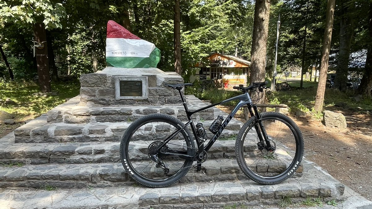 SandarSandor's tweet photo. Most értem haza egy megterhelő MTB Kékes körről. Az aszfalton még látszanak a felfestések.  Történt eddig a szakaszon valami érdekes? Lemaradtam valamiről?#esbringa https://t.co/c2BWctW0Sl