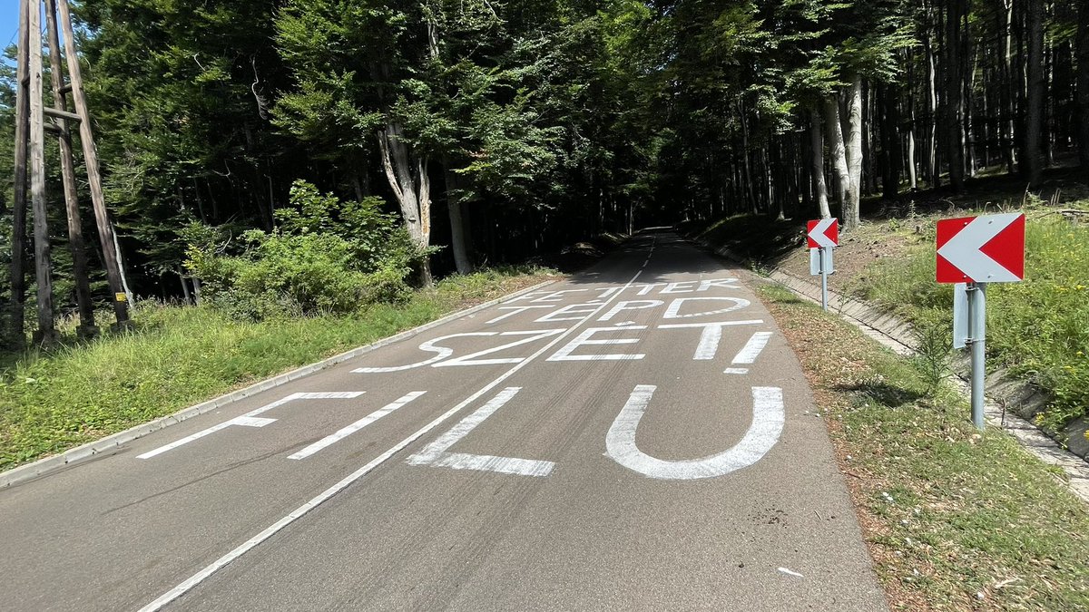 SandarSandor's tweet photo. Most értem haza egy megterhelő MTB Kékes körről. Az aszfalton még látszanak a felfestések.  Történt eddig a szakaszon valami érdekes? Lemaradtam valamiről?#esbringa https://t.co/c2BWctW0Sl