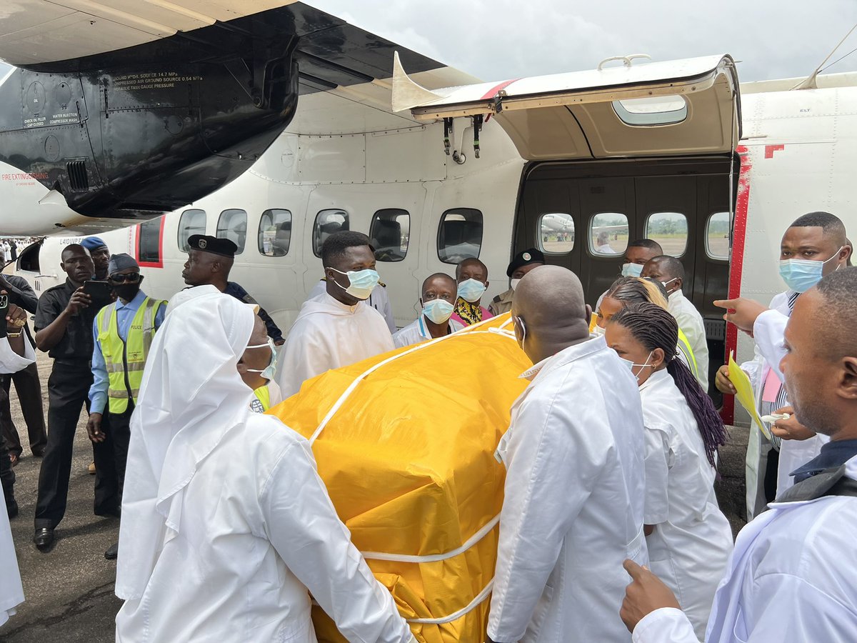 LonyoyoManyandr's tweet photo. Arrivée à Isiro ce vendredi 19 juillet 2024 de la dépouille mortelle  de Mgr @JulienAndavo , Évêque du Diocèse @IsiroNiangara. @KibaliGold présente aux côtés du Gouv @JeanBakomito_ marque sa présence et honore ce vaillant acteur de développement jusqu’à sa dernière demeure. RIP! https://t.co/DAIpuKNfZm