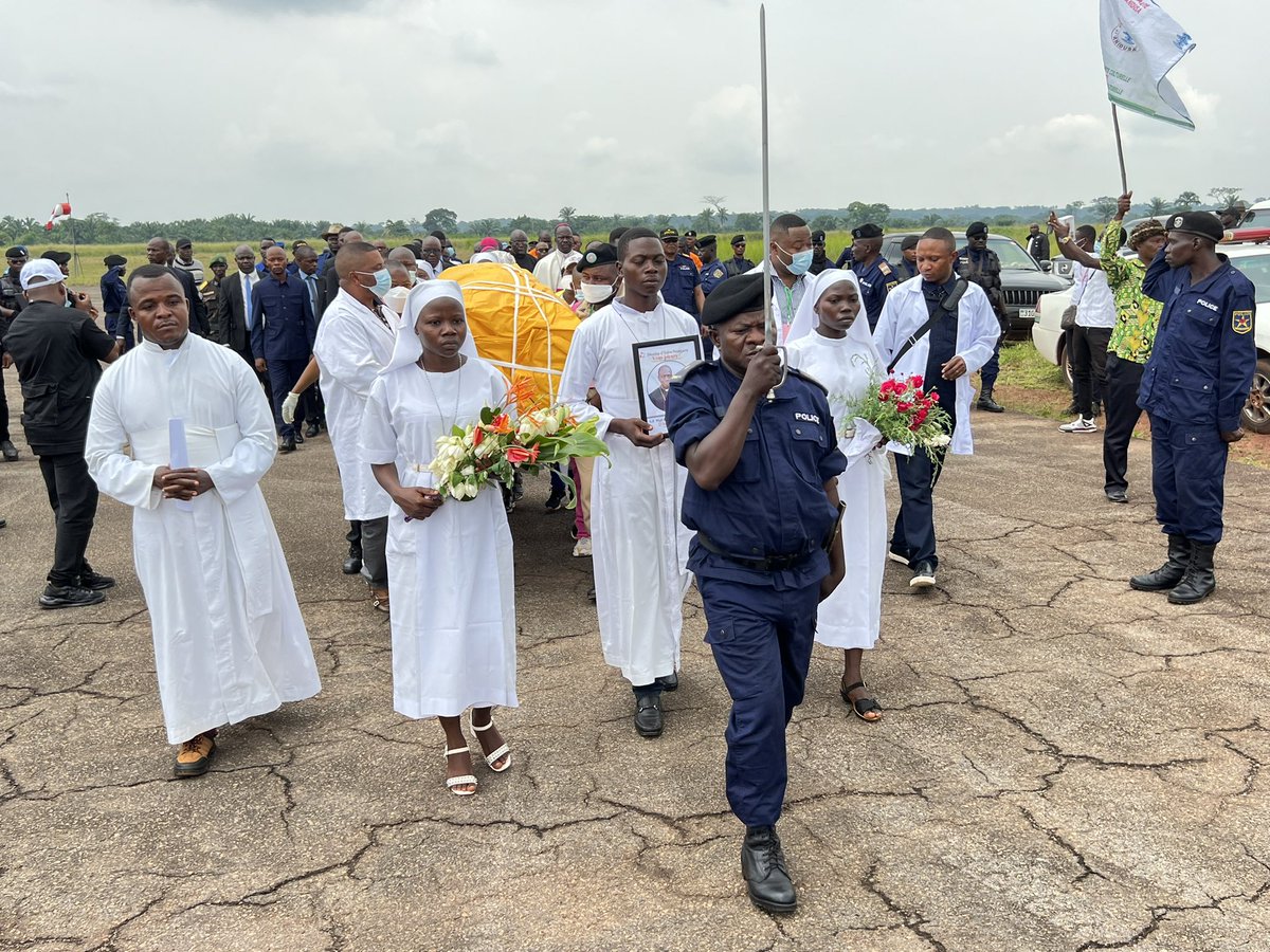 LonyoyoManyandr's tweet photo. Arrivée à Isiro ce vendredi 19 juillet 2024 de la dépouille mortelle  de Mgr @JulienAndavo , Évêque du Diocèse @IsiroNiangara. @KibaliGold présente aux côtés du Gouv @JeanBakomito_ marque sa présence et honore ce vaillant acteur de développement jusqu’à sa dernière demeure. RIP! https://t.co/DAIpuKNfZm