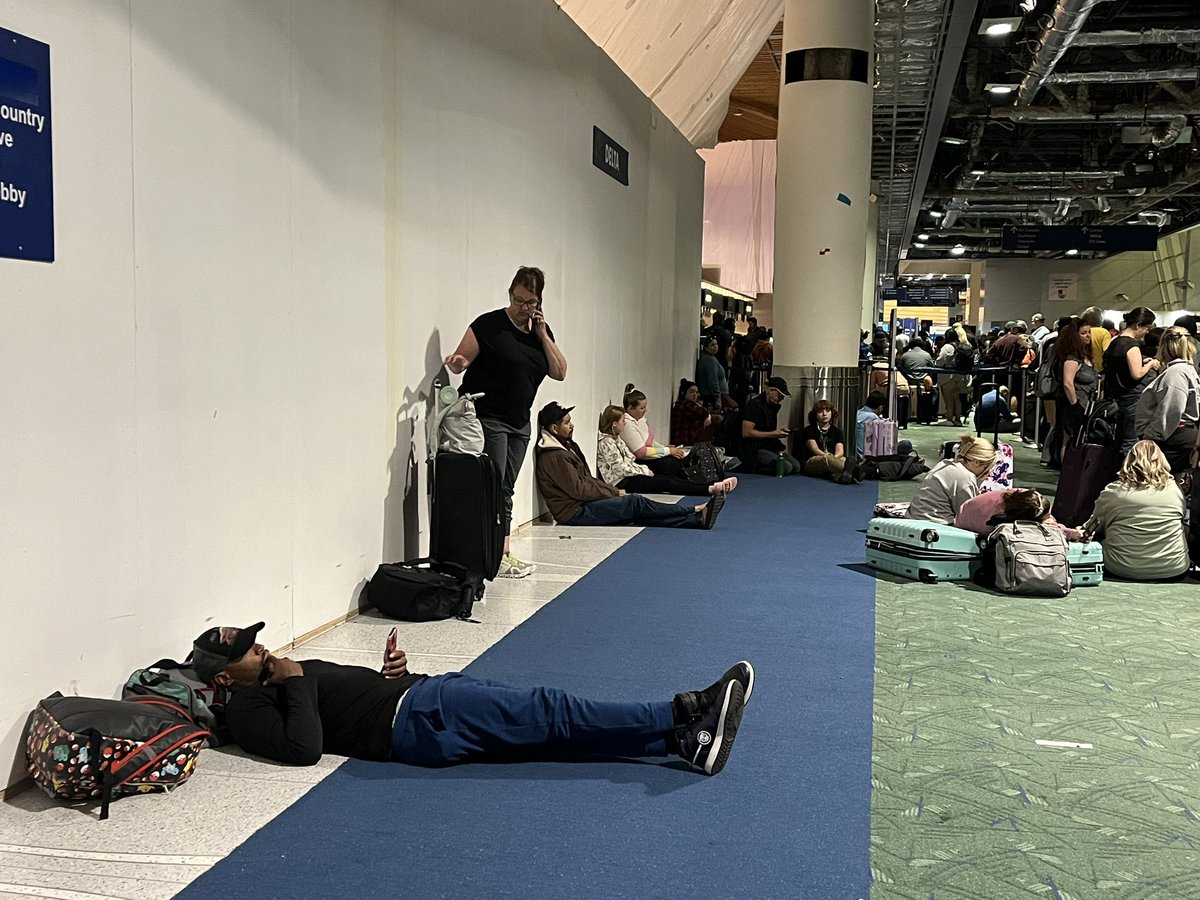 DebraGil's tweet photo. Long waits for a lot of travelers flying out of @flypdx as airlines try to get back online after the major #microsoftout #ITglitch
I’m live all morning here for Good Day Oregon #Fox12Oregon https://t.co/EaXwMilHv7