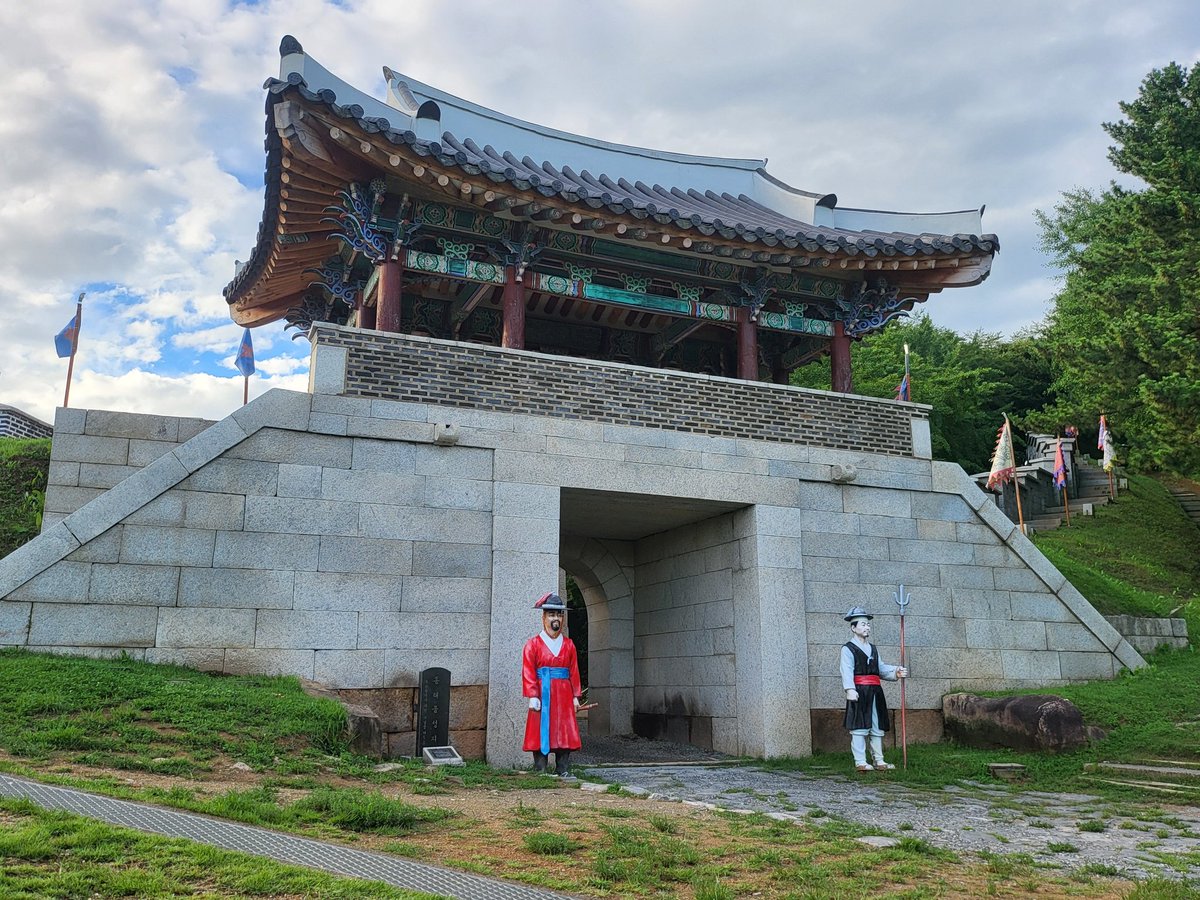 kwonyd03's tweet photo. 맑고 높은 하늘...  동래읍성 장영실과학동산에서 https://t.co/L6xDDQI7eN
