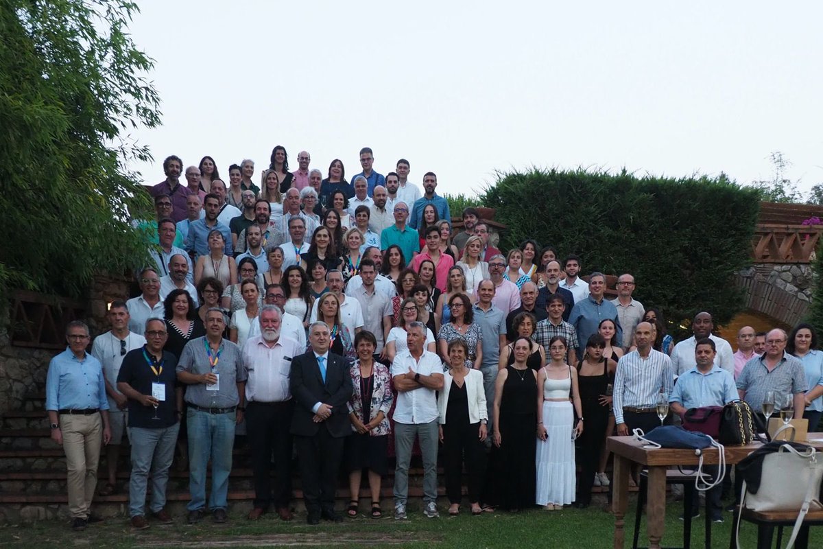 Sesión de clausura del #CUIEET 31 en <a href="/univgirona/">Universitat de Girona</a> han sido 3 días de 65 ponencias en sesiones paralelas y 3 plenarias (Xavier Pujolar, <a href="/nuriasalann/">Nuria Salan @CovidWarriors</a> y <a href="/ganyet/">Josep M. Ganyet</a>).
Muy content@s del resultado y de las ideas recogidas para poder aplicar en las aulas de los centros educativos.