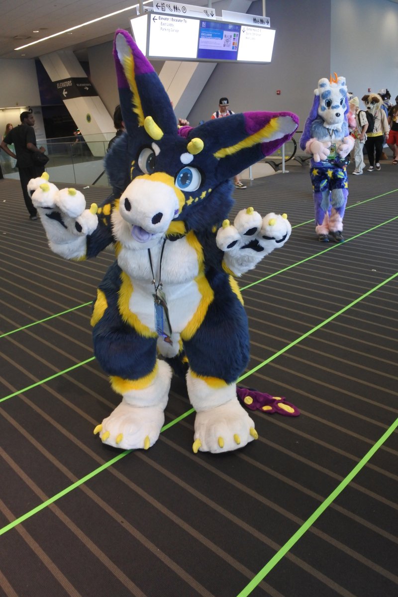 tapewolf's tweet photo. More dragons at Anthrocon. Maybe it should be #DragonFriday instead of #FursuitFriday
#furry #fursuit #Anthrocon https://t.co/CDPDZkjt7t