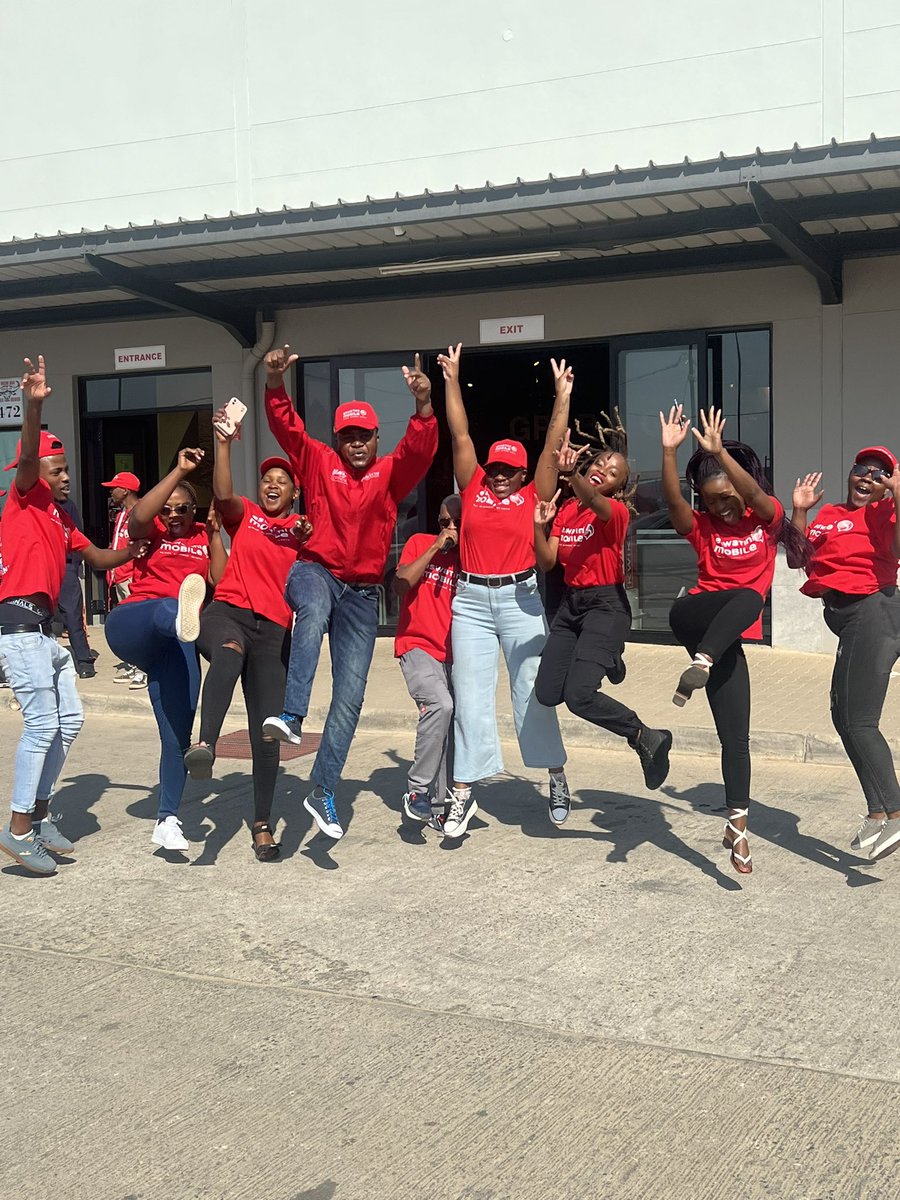 mobile_eswatini's tweet image. It’s a beautiful Red Friday at Hilltop KWIK SPAR, Siyabangena!💃🏽 We giving away cool prizes to all customers purchasing Eswatini Mobile airtime inside SPAR. 🥳 Enter your weekend in style with the MORE4U Network! 

#morevalue #more4u #eswatinimobile