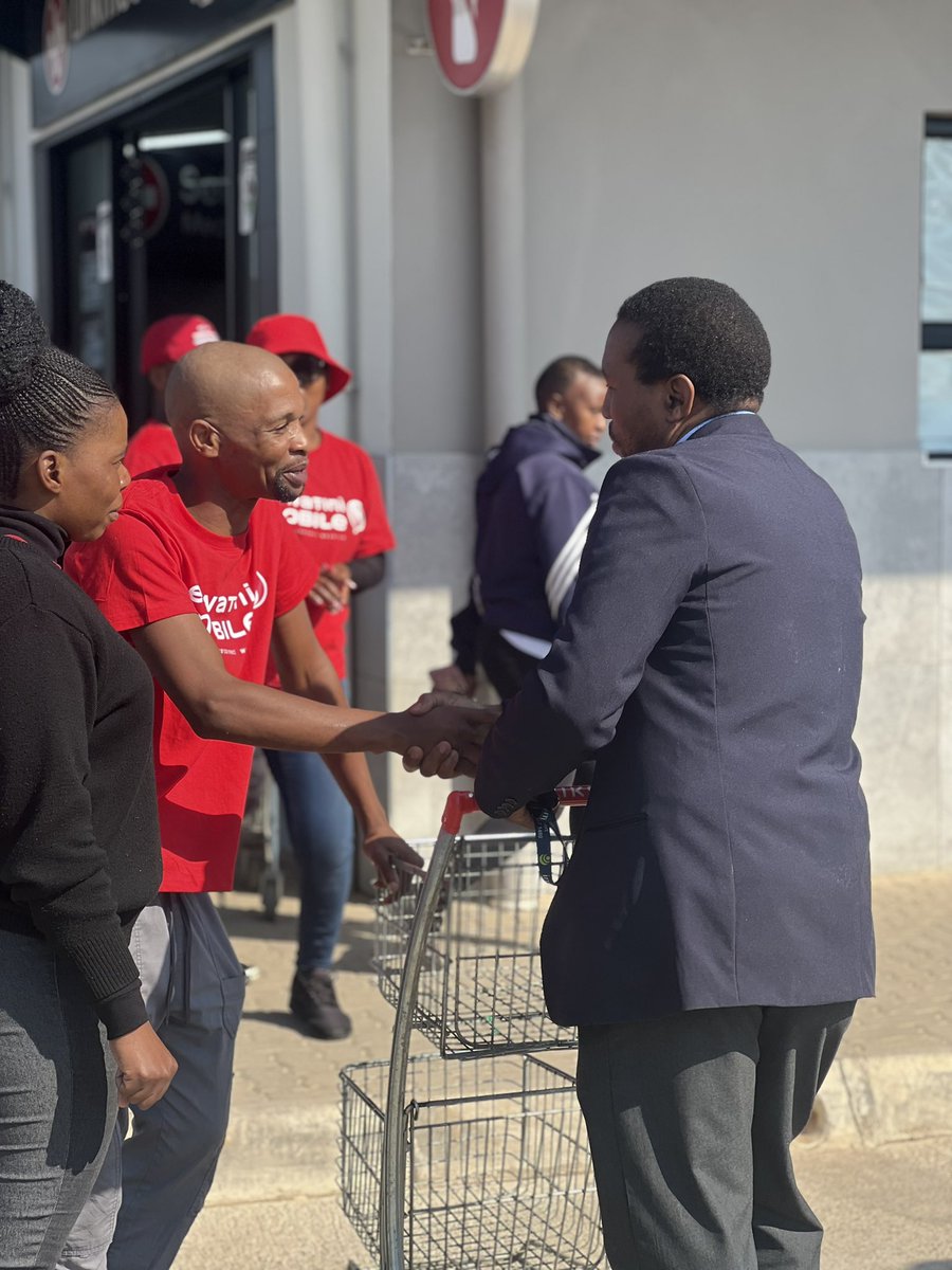 mobile_eswatini's tweet image. It’s a beautiful Red Friday at Hilltop KWIK SPAR, Siyabangena!💃🏽 We giving away cool prizes to all customers purchasing Eswatini Mobile airtime inside SPAR. 🥳 Enter your weekend in style with the MORE4U Network! 

#morevalue #more4u #eswatinimobile