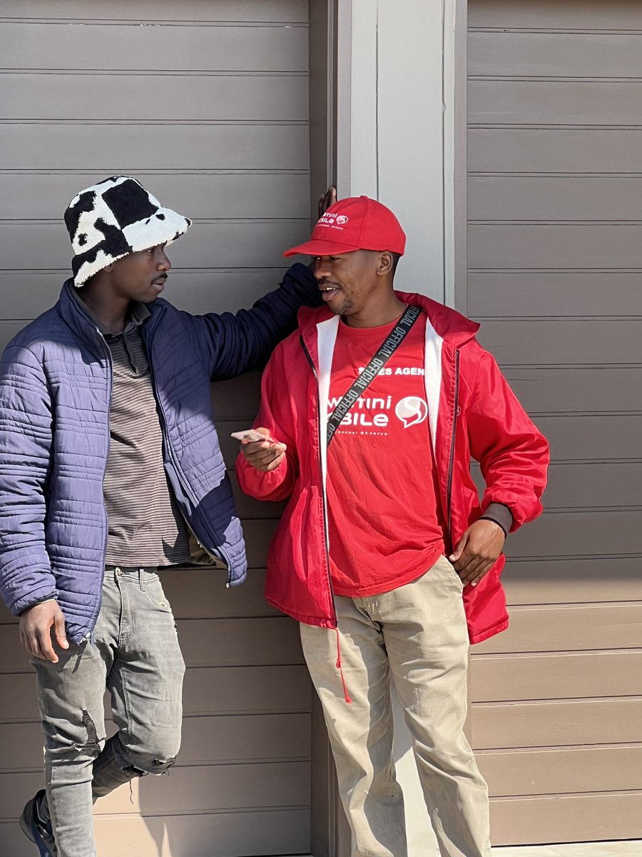 mobile_eswatini's tweet image. It’s a beautiful Red Friday at Hilltop KWIK SPAR, Siyabangena!💃🏽 We giving away cool prizes to all customers purchasing Eswatini Mobile airtime inside SPAR. 🥳 Enter your weekend in style with the MORE4U Network! 

#morevalue #more4u #eswatinimobile