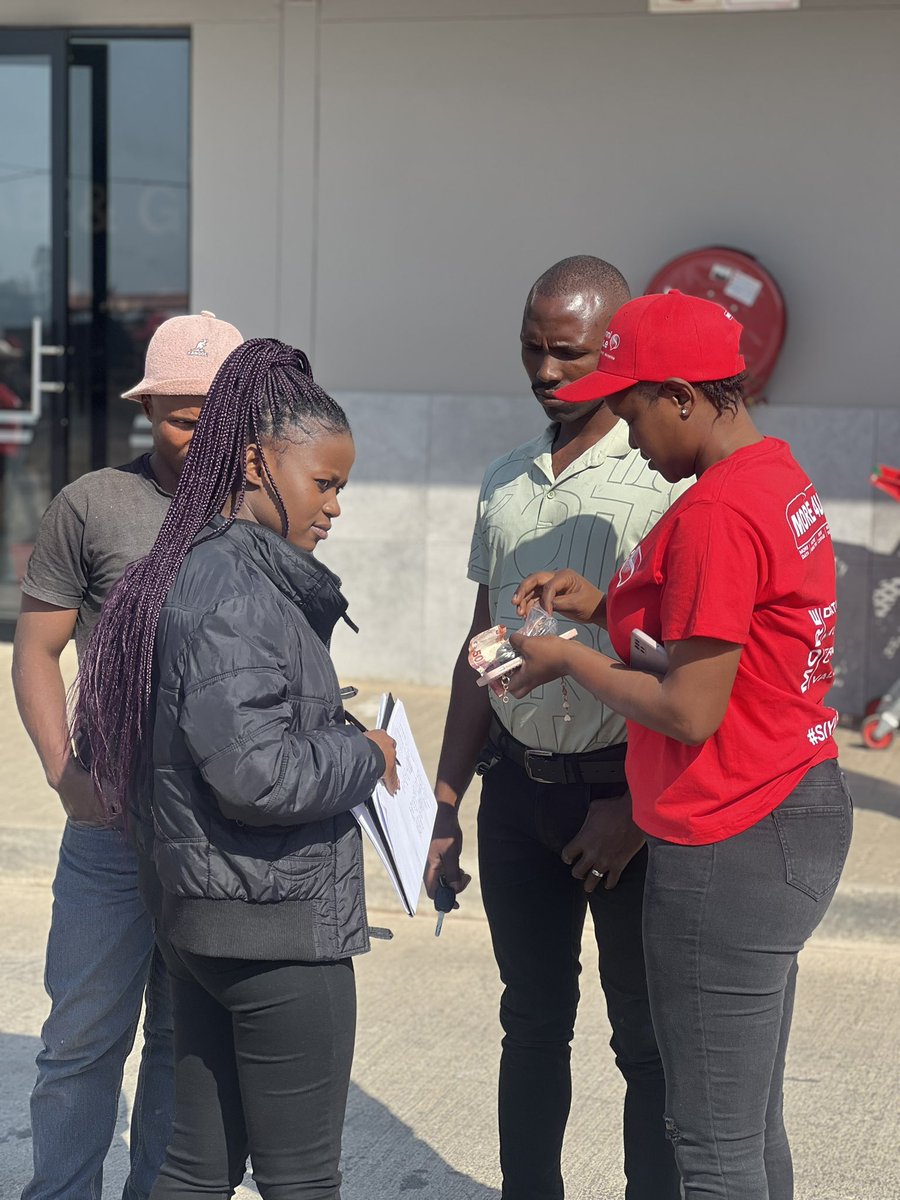 mobile_eswatini's tweet image. It’s a beautiful Red Friday at Hilltop KWIK SPAR, Siyabangena!💃🏽 We giving away cool prizes to all customers purchasing Eswatini Mobile airtime inside SPAR. 🥳 Enter your weekend in style with the MORE4U Network! 

#morevalue #more4u #eswatinimobile