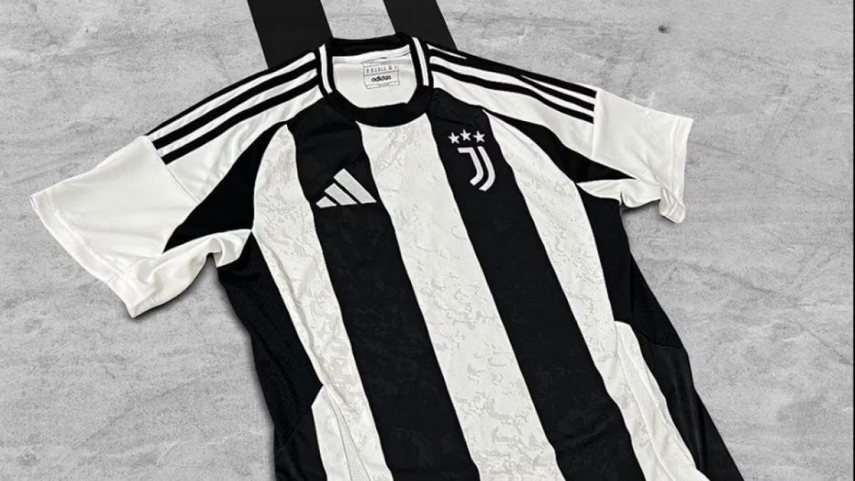 ZZiliani's tweet photo. La Juventus davanti a un bivio: o si accontenta di uno sponsor da 20 milioni o aspetta un Principe Azzurro che potrebbe non passare più 
Dopo che "Jeep" coi suoi 45 milioni ha deciso di darsela a gambe, Madama vorrebbe sostituirlo con un marchio blasonato e danaroso: ma non considera che essendo ancora alle prese con tribunali e processi, che si protrarranno anni, la sua immagine è seriamente compromessa. Per questo i soldi offerti sono pochi e il prestigio dei marchi modesto

(su https://t.co/l4gP5JFvFc e su Twitter abbonati)