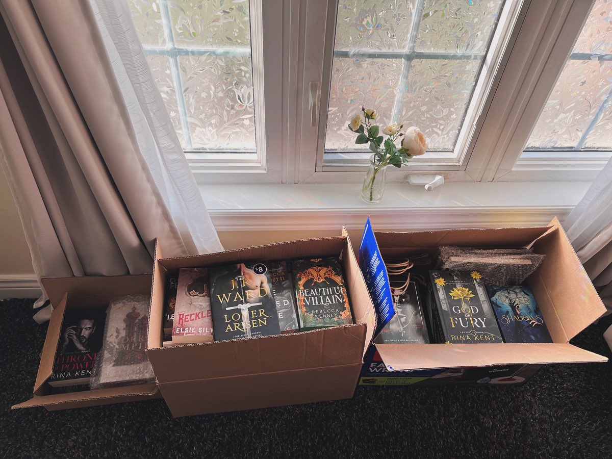 moondaaisy's tweet photo. I need a new bookshelf 😅 https://t.co/dNL3agf3ip