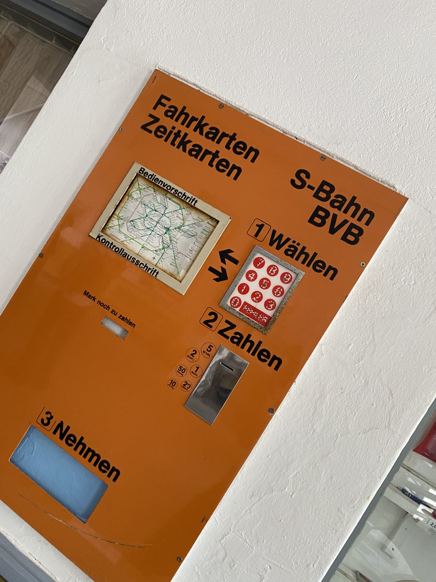 SBahnBerlin's tweet photo. Ein #BVG-Ticket kaufen? 🎟️ Oder doch lieber ein S-Bahn-Ticket? 🎫 So war das mal, bevor es den einheitlichen Tarif dank  @VBB_BerlinBB gab. 

Dies hier ist übrigens ein in der #DDR  produzierter - Luft holen
 - mikrorechnergesteuerter Dialogfahrkartenautomat.

#Geschichte 📜 https://t.co/C4K5MQcYF4