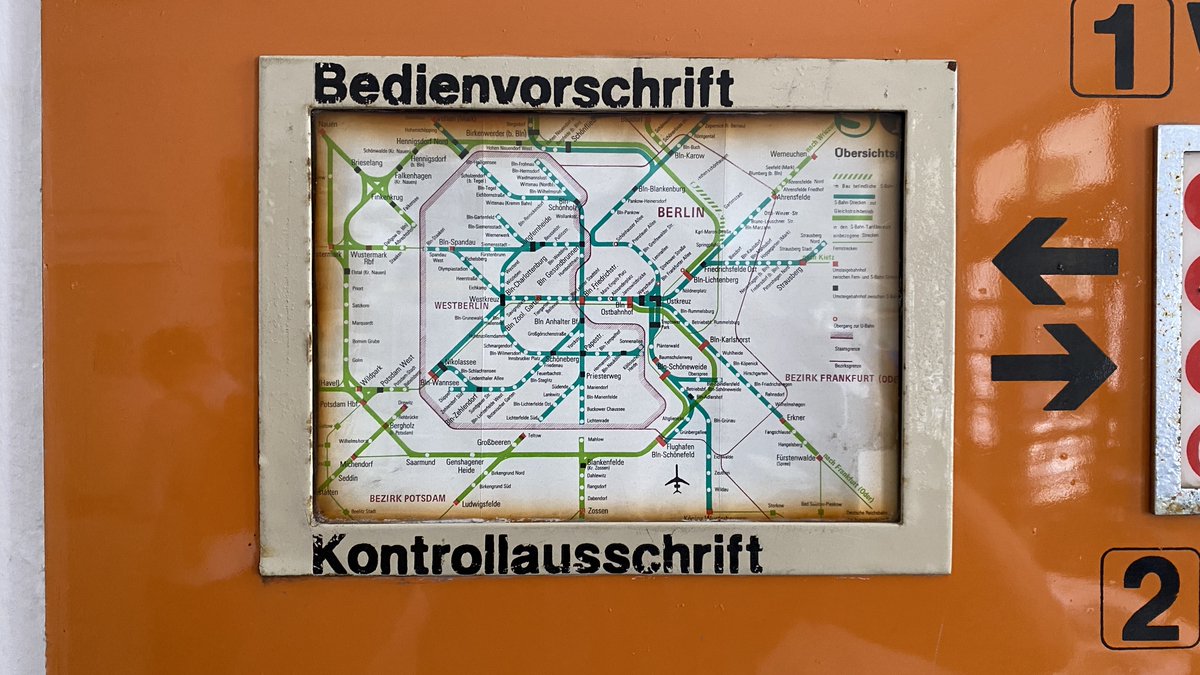 SBahnBerlin's tweet photo. Ein #BVG-Ticket kaufen? 🎟️ Oder doch lieber ein S-Bahn-Ticket? 🎫 So war das mal, bevor es den einheitlichen Tarif dank  @VBB_BerlinBB gab. 

Dies hier ist übrigens ein in der #DDR  produzierter - Luft holen
 - mikrorechnergesteuerter Dialogfahrkartenautomat.

#Geschichte 📜 https://t.co/C4K5MQcYF4