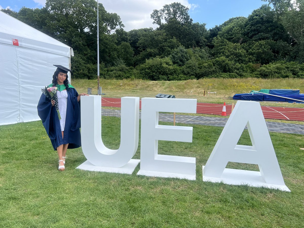 I’m a GRADUATE!!🥹👩🏽‍🎓💙 Super blessed to have been awarded a First-Class honours degree in BSc PE, Sport &amp; Health. The last 3 years have been far from easy but thank you God for providing me with the strength to fulfil the role of both a student &amp; an athlete.