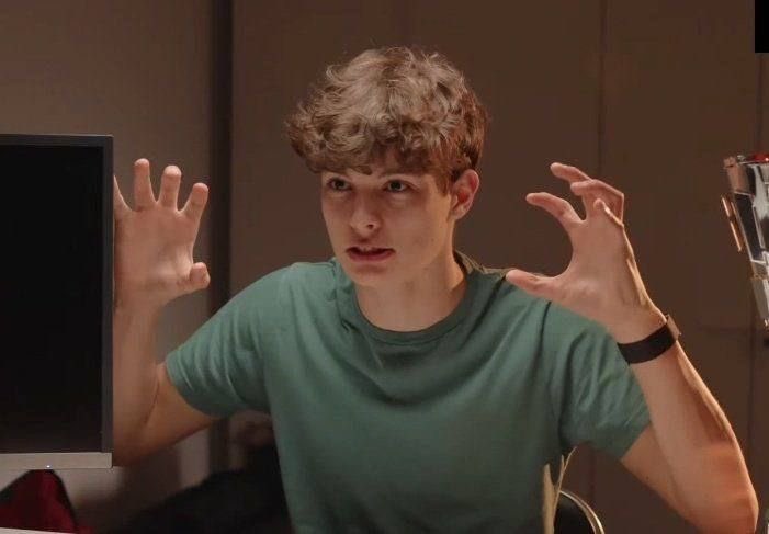 f1sfastestbear's tweet photo. petition for this to be ollie’s pose in the 2025 f1 intro? https://t.co/xIiKorfVBt