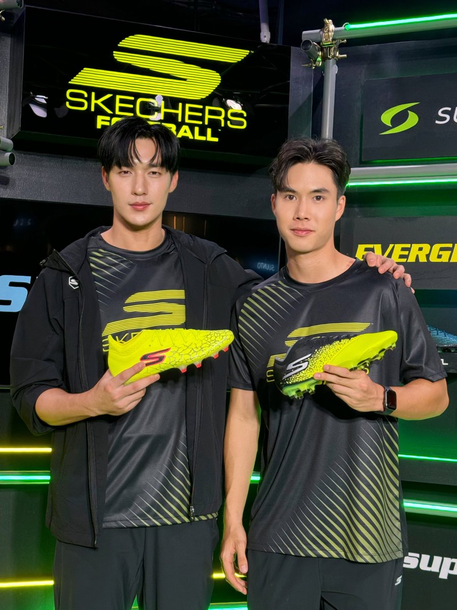 DeeHupHouse's tweet photo. “ตี๋-บุญยเกียรติ“ เปิดตัว ในฐานะ New Presenter Skechers Football
ขอบคุณทาง @skechersth นะคะ ที่ให้โอกาสคุณตี๋ 💚
#SkechersTH #SkechersFootball
#ComfortThatPerforms #TheOneForFootball
#TeeBoonyakait
#GEND #GenerationD
#DeeHupHouse #DeeHup https://t.co/D9C9nXrF8W
